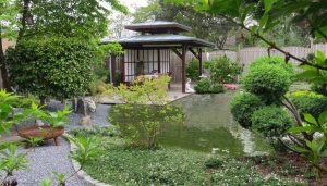 zicht op japans paviljoen aan vijver