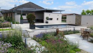 beschut terras met swimming pool