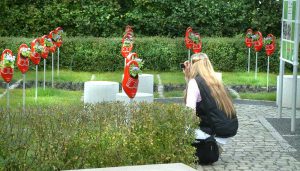 jonge vrouw fotografeerd in arnhem tuin op de buga in gera duitsland