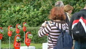 jonge vrouw fotografeerd rode klomp