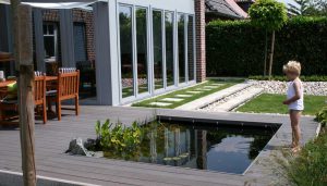 houten terras met vijver
