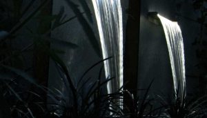 nachtopname van waterelement met ledverlichting