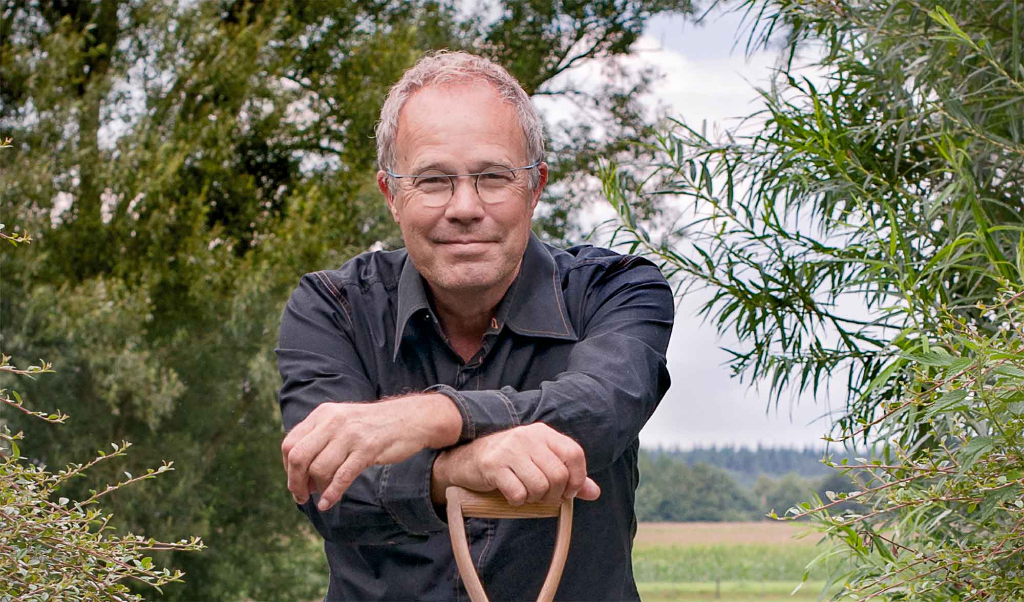 frank fritschy garden designer in zijn tuin in viller